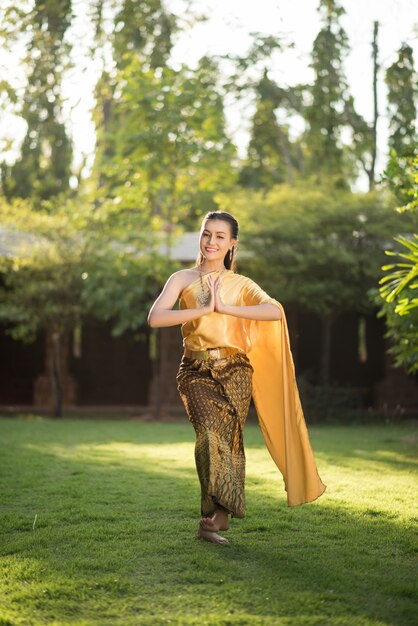 Belle femme vêtue d&#39;une robe thaïlandaise typique