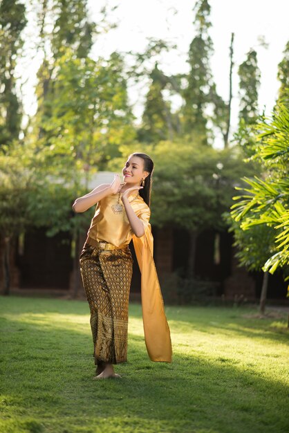 Belle femme vêtue d&#39;une robe thaïlandaise typique