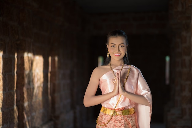 Belle femme vêtue d&#39;une robe thaïlandaise typique