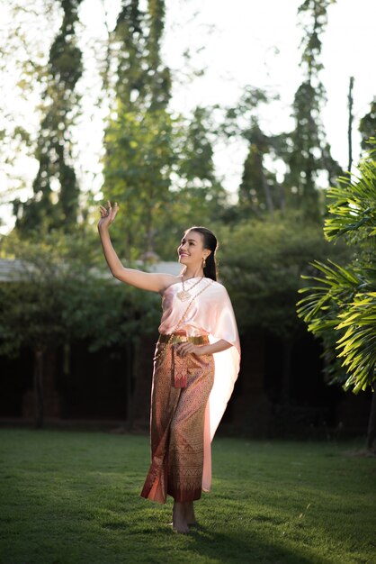 Belle femme vêtue d&#39;une robe thaïlandaise typique