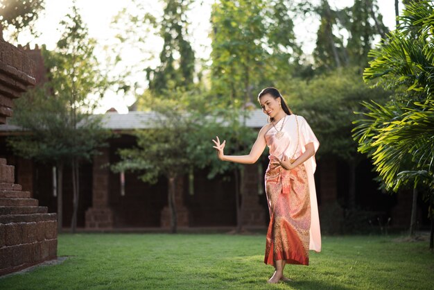 Belle femme vêtue d&#39;une robe thaïlandaise typique