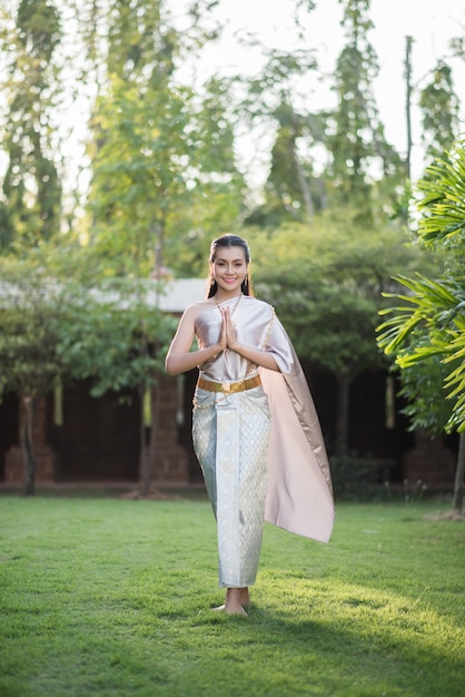 Belle femme vêtue d&#39;une robe thaïlandaise typique