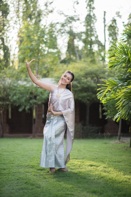 Belle femme vêtue d&#39;une robe thaïlandaise typique