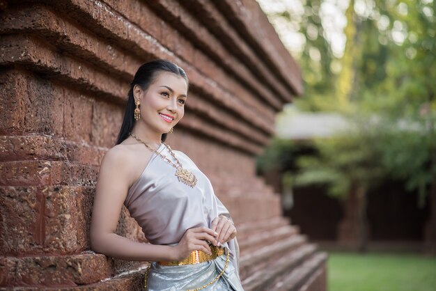 Belle femme vêtue d&#39;une robe thaïlandaise typique