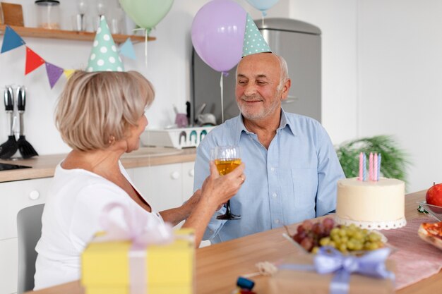 Belle fête d'anniversaire senior