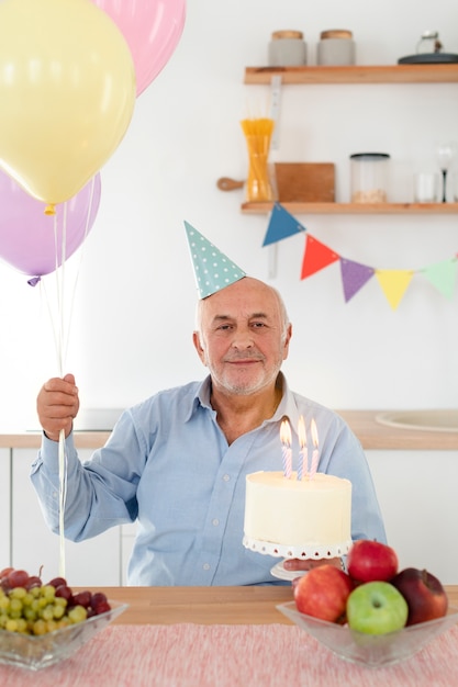 Belle fête d'anniversaire senior