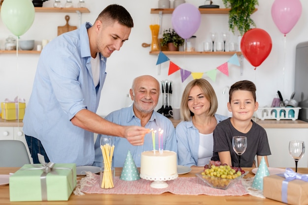 Belle fête d'anniversaire senior