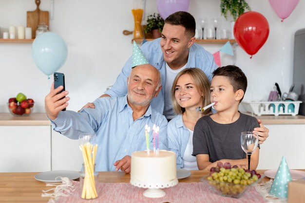 Belle fête d'anniversaire senior