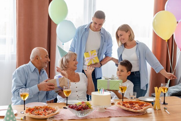 Belle fête d'anniversaire senior