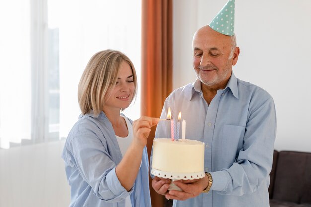 Belle fête d'anniversaire senior