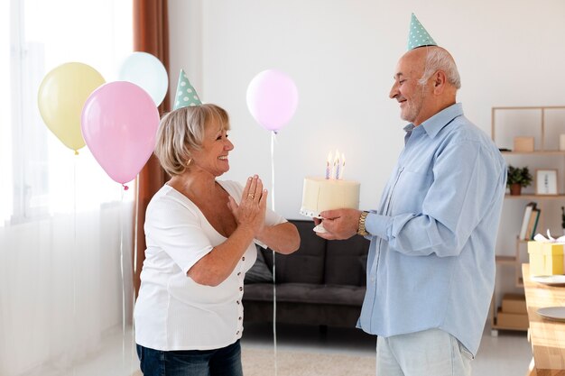 Belle fête d'anniversaire senior