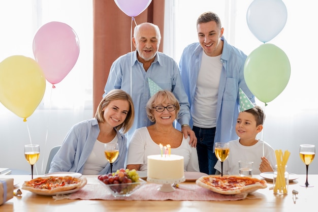 Photo gratuite belle fête d'anniversaire senior