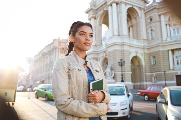 Belle fille africaine attraper la voiture