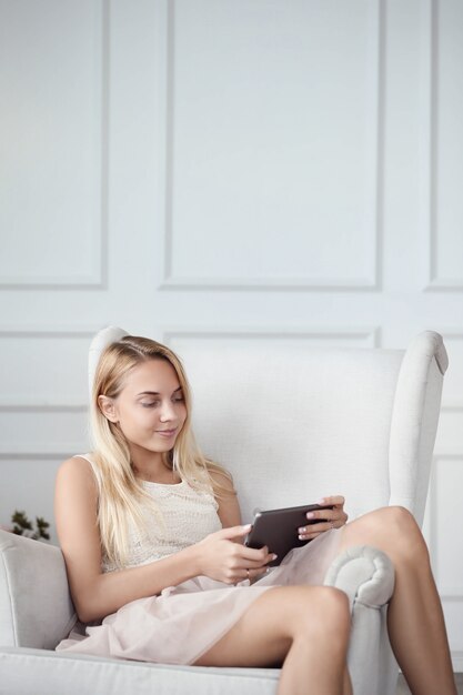 Belle fille à l'aide de tablette