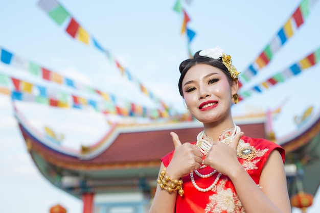 Une belle fille asiatique vêtue d&#39;un costume rouge