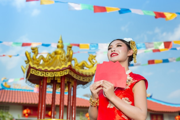 Une belle fille asiatique vêtue d&#39;une robe rouge