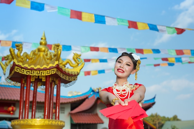 Une belle fille asiatique vêtue d&#39;une robe rouge