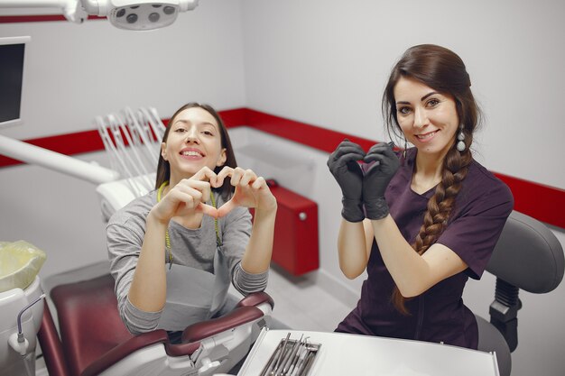 Belle fille assise dans le bureau du dentiste