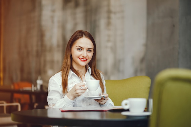 Une belle fille assise dans un café