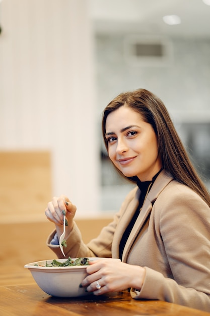 Belle fille assise dans un café