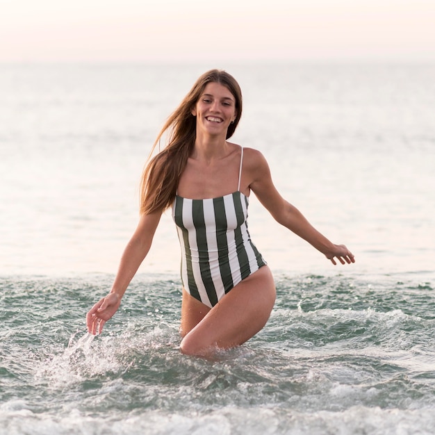 Photo gratuite belle fille au concept de plage