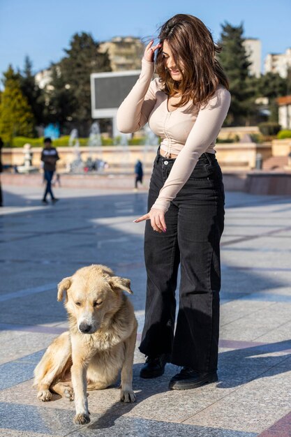 Belle fille au parc avec son adorable chien Photo de haute qualité