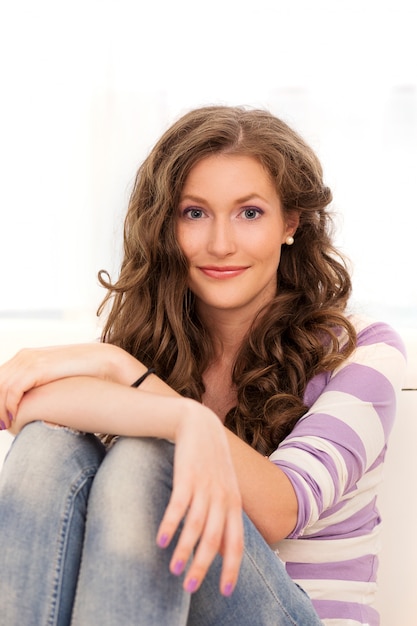 Belle fille aux cheveux bouclés