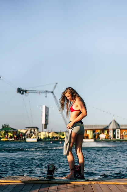 Photo gratuite belle fille aux cheveux longs avec un wakeboard