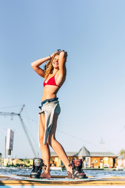 belle fille aux cheveux longs avec un wakeboard