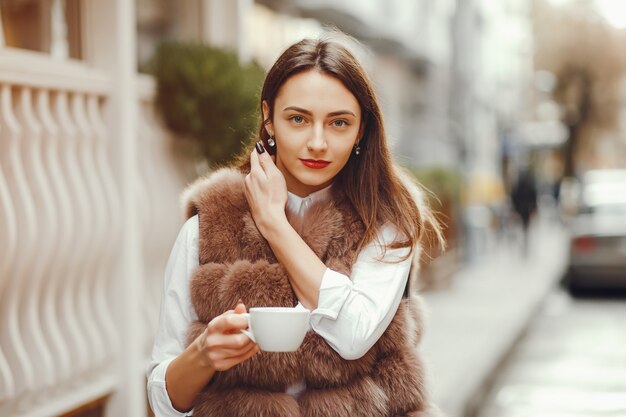 Belle fille boit du café