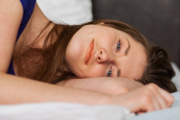 Belle fille caucasienne couchée