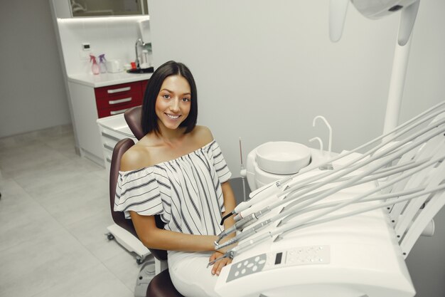 Belle fille chez un dentiste