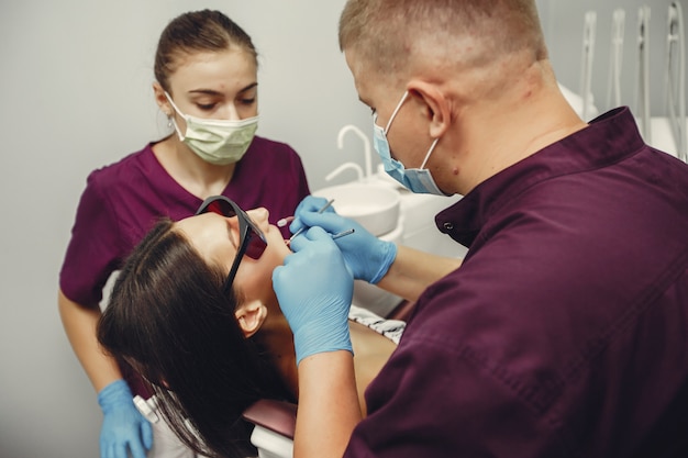 Belle fille chez un dentiste