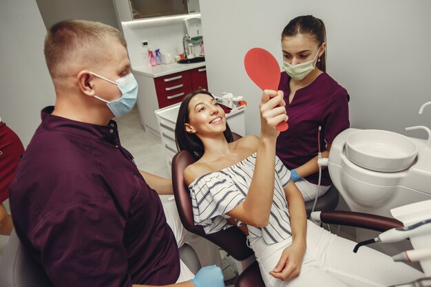 Belle fille chez un dentiste