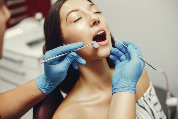 Belle fille chez un dentiste