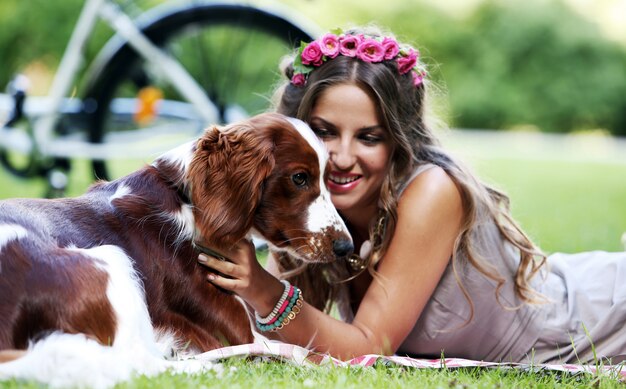 Belle fille avec un chien