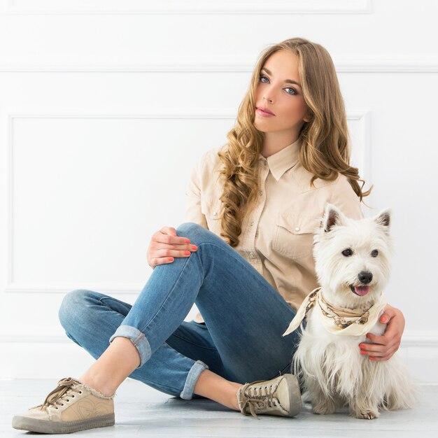 Belle fille avec chien