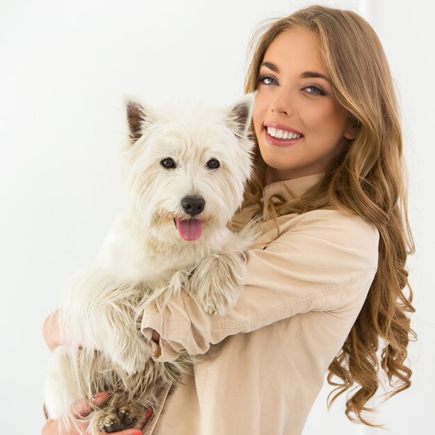 Belle fille avec chien