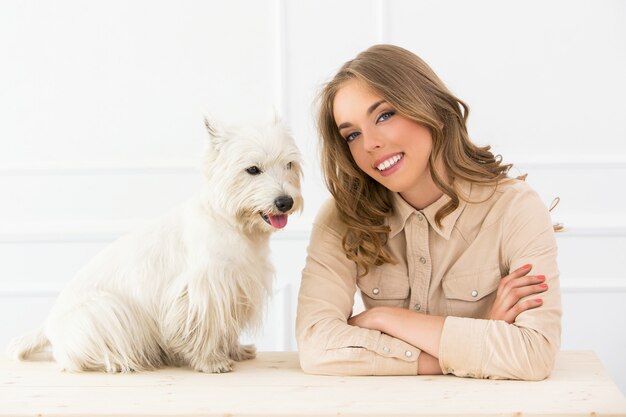 Belle fille avec chien