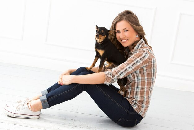 Belle fille avec chien