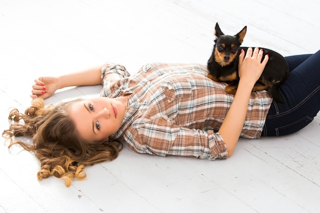 Belle fille avec chien