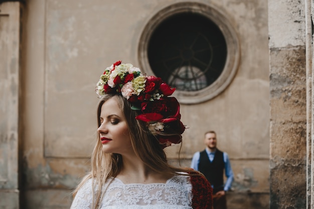 La belle fille a une couronne de fleurs