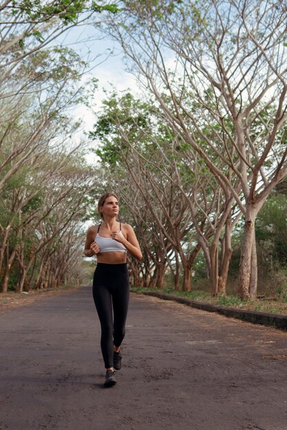 Belle fille court dans l'automne. bali