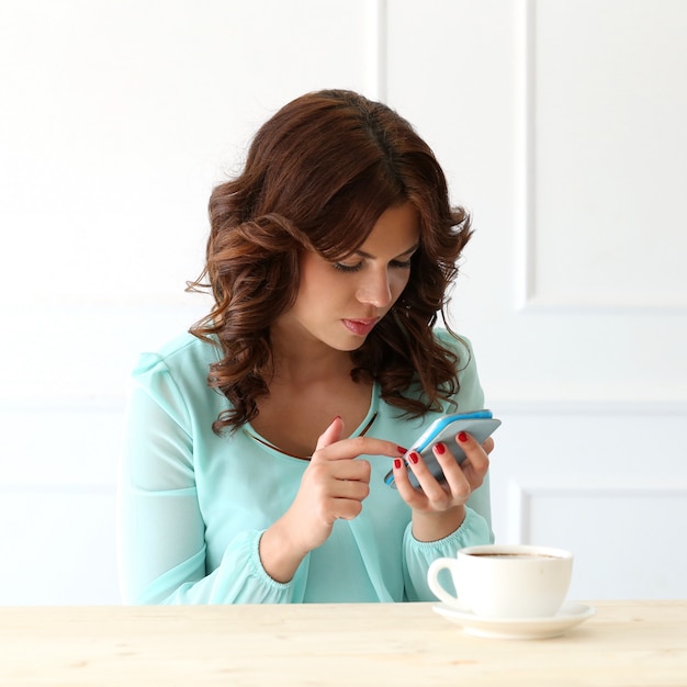 Belle fille dans le café