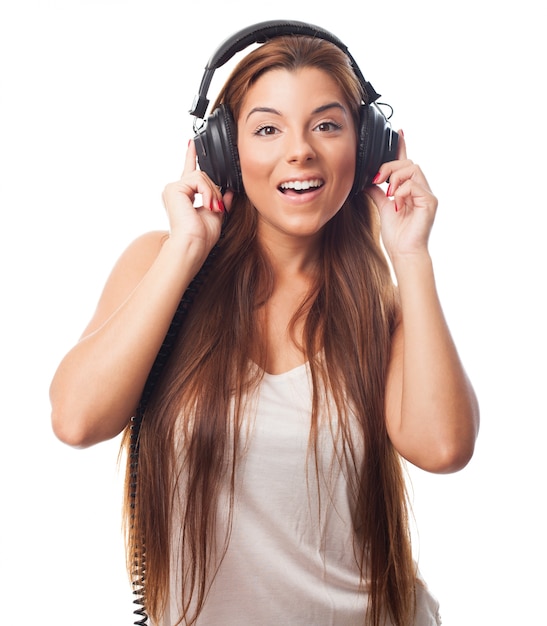 Belle fille dans un casque d&#39;écoute de la musique