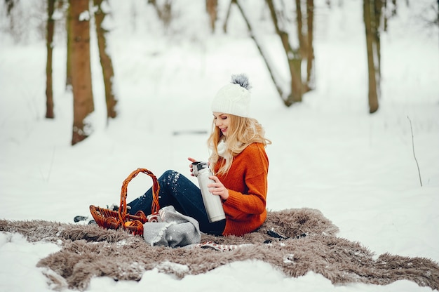 Belle fille dans un joli pull orange