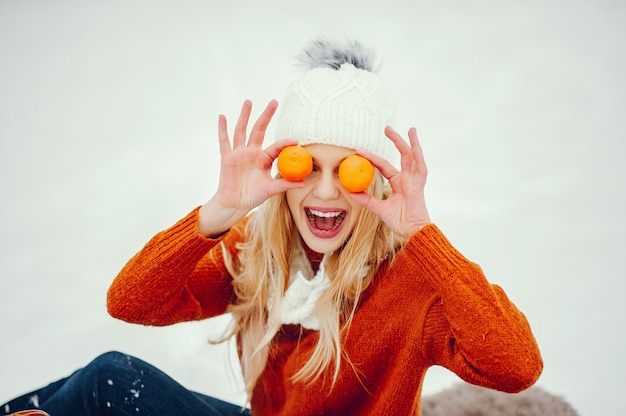 Belle fille dans un joli pull orange