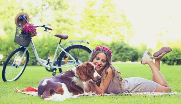 Belle fille dans le parc