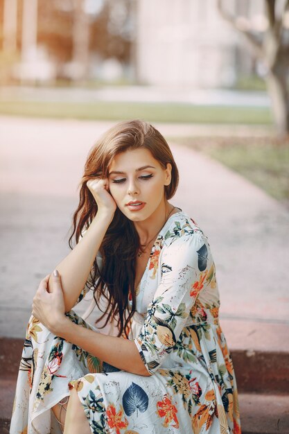 Belle fille dans la rue