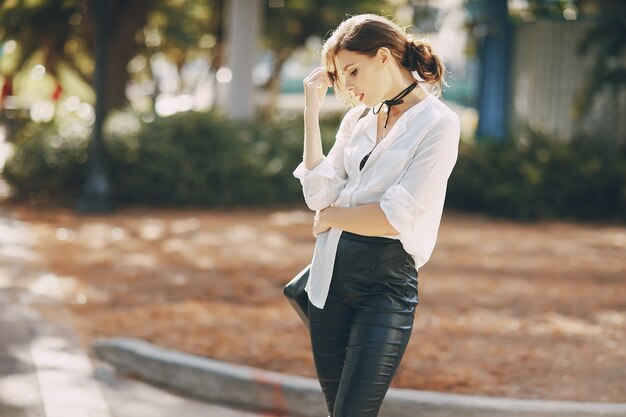 Belle fille dans la rue